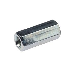 Een zeskantige metalen verbindingsmoer met een glanzende elektrolytisch verzinkte afwerking, gefotografeerd tegen een witte achtergrond.