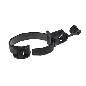 Een zwarte kunststof klemband clip van 60mm voor het stevig bevestigen van buizen en kabels op diverse oppervlakken.
