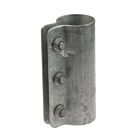 Een thermisch verzinkt stalen koppelstuk met drie bouten voor een stevige verbinding van ronde buizen.