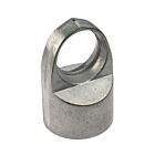 Een zilverkleurige aluminium doorvoerkop die wordt gebruikt voor een stevige verbinding tussen ronde palen en horizontale liggers.