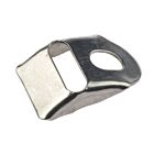 Een metalen, roestvaststalen hoekversterkingsstuk met een ronde opening en een rechthoekige uitsparing voor de hoeken van een dubbelstaafmat hekwerk.