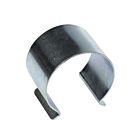 Een zilverkleurige metalen folieklem clip, elektrolytisch verzinkt, in een U-vorm voor het stevig bevestigen van folie aan buizen.
