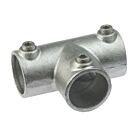 Een zilverkleurige thermisch verzinkte G104 T-klem lang met drie inbusbouten voor het stevig verbinden van diverse steigerbuizen.