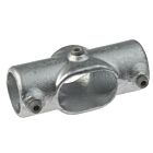 Een zilverkleurig, thermisch verzinkt gegoten kruisstuk model G119 met drie inbusbouten voor een stevige en duurzame buisverbinding.