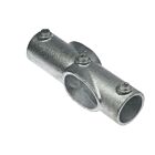 Een zilverkleurig gegoten variabel kruisstuk type G130 met drie inbusbouten, ideaal voor het stevig en flexibel verbinden van metalen buizen.