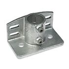 Een gegalvaniseerde metalen voetplaat met schoprand en stelschroeven voor de stevige montage van een anderhalf duims buis.
