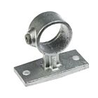 Een thermisch verzinkte gegoten afstandsklem type A34 met een ronde ring en rechthoekige bevestigingsplaat op een witte achtergrond.