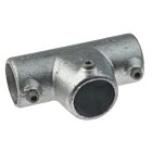 Een verzinkte gegoten T-klem type A2 schuin met drie openingen en inbusstelschroeven voor het koppelen van steigerbuizen.