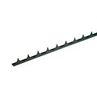 Een donkergroene metalen puntkam met scherpe opstaande punten, gemonteerd op een metalen strip voor extra beveiliging van een hekwerk.