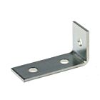 Een zilverkleurige L-vormige metalen hoekbeugel van 90 graden met drie gaten voor diverse montage- en constructietoepassingen.