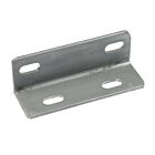 Zilverkleurig L-vormig metalen hoekstuk met vier ovale montagegaten, gemaakt van duurzaam thermisch verzinkt staal voor constructies.