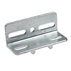 Een L-vormig thermisch verzinkt stalen hoekstuk met sleuven en anti-draai nokken voor stevige montage van constructies.