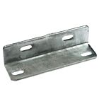 Zilverkleurig thermisch verzinkt hoekstuk met vier ovale schroefgaten voor stevige montage van constructies op een witte achtergrond.