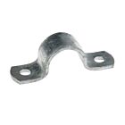 Een thermisch verzinkte beugelstrip van 25 bij 3 mm met twee montagegaten voor het stevig bevestigen van buizen.