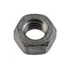 Een close-up van een zeskantmoer met een thermisch verzinkte grijze afwerking op een witte achtergrond.