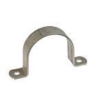 Een duurzame roestvrijstalen kapbeugel strip van 25 x 3 millimeter met twee montagegaten voor het veilig vastzetten van buizen.