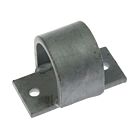 Een kleine thermisch verzinkte metalen sluitgaffel met een U-vormige beugel gelast op een montageplaat met twee ronde bevestigingsgaten.