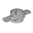 Een zilverkleurige metalen knelring voor een standpaal met twee lippen en voorgeboorde gaten, gemaakt van duurzaam thermisch verzinkt staal.