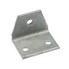 Een zilverkleurig metalen hoekstuk met drie voorgeboorde gaten, vervaardigd uit thermisch verzinkt staal voor duurzame constructies en verbindingen.