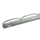 Zilverkleurig thermisch verzinkt metalen draadverbindingsprofiel met een golvende bovenkant voor de bevestiging van driehoeksgaas bij hekwerken.