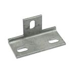 Zijaanzicht van een zilverkleurig thermisch verzinkt hoekstuk met drie sleufgaten voor stevige montage in bouw- en constructieprojecten.
