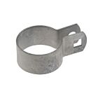 Een zijaanzicht van een zilveren thermisch verzinkte eindbeugel gebruikt voor het monteren van gaas aan ronde metalen hekwerkpalen.