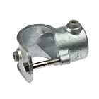 Een zilverkleurige thermisch verzinkte G135 gegoten open T-klem buiskoppeling met een metalen bout en inbusbouten voor stevige montage.