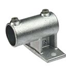 Een thermisch verzinkte gegoten afstandsbus type G145 met twee inbusschroeven voor het parallel monteren van buizen aan oppervlakken