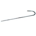 Een zilverkleurige, thermisch verzinkte metalen pen van zestig centimeter lang met een gebogen uiteinde en een dikte van tien millimeter.