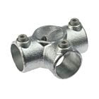 Een thermisch verzinkte gegoten 3-wegklem met drie openingen en inbusbouten voor het veilig verbinden van metalen buizen.