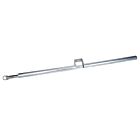 Een lange, thermisch verzinkte stalen hekvergrendeling van 130 centimeter met een centrale beugel en een metalen trekring.