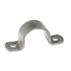 Een zilverkleurige, thermisch verzinkte stalen kapbeugel met een stripmaat van 40 bij 6 millimeter en twee schroefgaten.