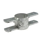 Een thermisch verzinkte metalen knelring voor een standpaal met twee paar horizontale bevestigingsplaten aan beide zijden.