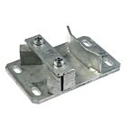 Een robuuste thermisch verzinkte snelsluiter voor hekwerk met een stevige basisplaat, voorzien van vier montagegaten en een metalen klemmechanisme.