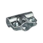 Een verzinkte eendelige T-klem TJ-110 voorzien van twee bouten en moeren voor een stevige buisbevestiging op een witte achtergrond.