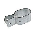 Een verzinkte metalen ovale schoorbeugel met een lange vorm en verstelgleuf, ontworpen voor duurzame montage van hekwerkonderdelen.