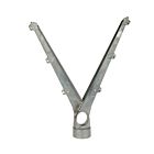 Een zilverkleurige aluminium Y-vormige puntdraadkop ontworpen voor het bevestigen van zes rijen prikkeldraad op een 60 mm paal.