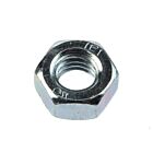 Een zilverkleurige, zeskantige moer met interne schroefdraad, elektrolytisch verzinkt voor een duurzame en corrosiebestendige afwerking in constructies.