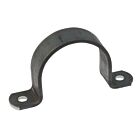 Zwarte metalen kapbeugel strip met twee montagegaten voor het stevig bevestigen van buizen op een vlakke ondergrond.