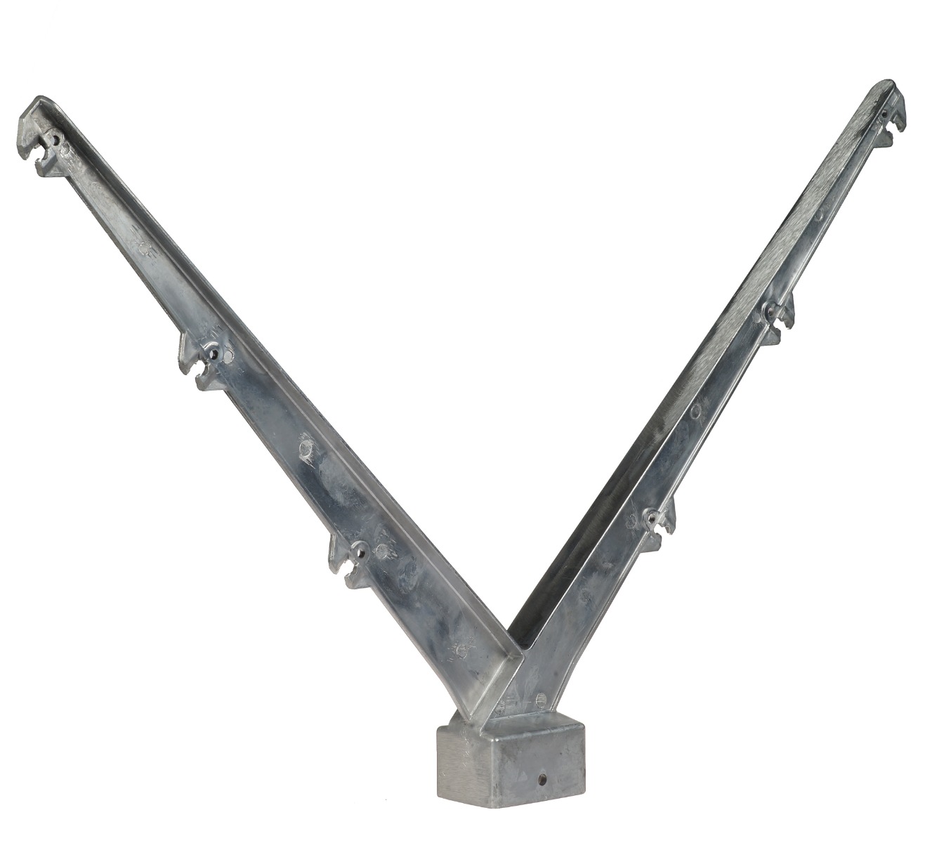 Een V-vormige dubbele aluminium prikkeldraadhouder met inkepingen voor drie draden per zijde op een witte achtergrond.