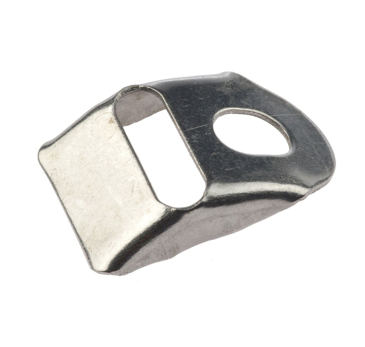 Een metalen, roestvaststalen hoekversterkingsstuk met een ronde opening en een rechthoekige uitsparing voor de hoeken van een dubbelstaafmat hekwerk.