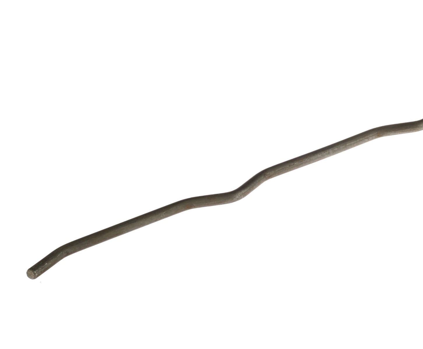 Een close-up van een gebogen metalen gaaslat van 8 mm blank staal voor de montage van gaashekwerken.