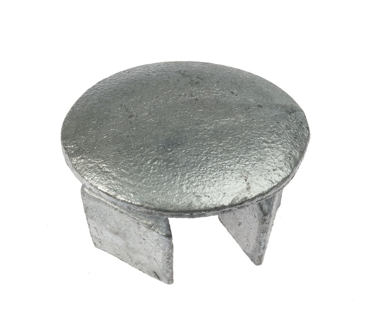 Een zilverkleurige, verzinkte metalen inslag afdekdop met een ronde kop en een vierkante basis voor stevige bevestiging in buizen.