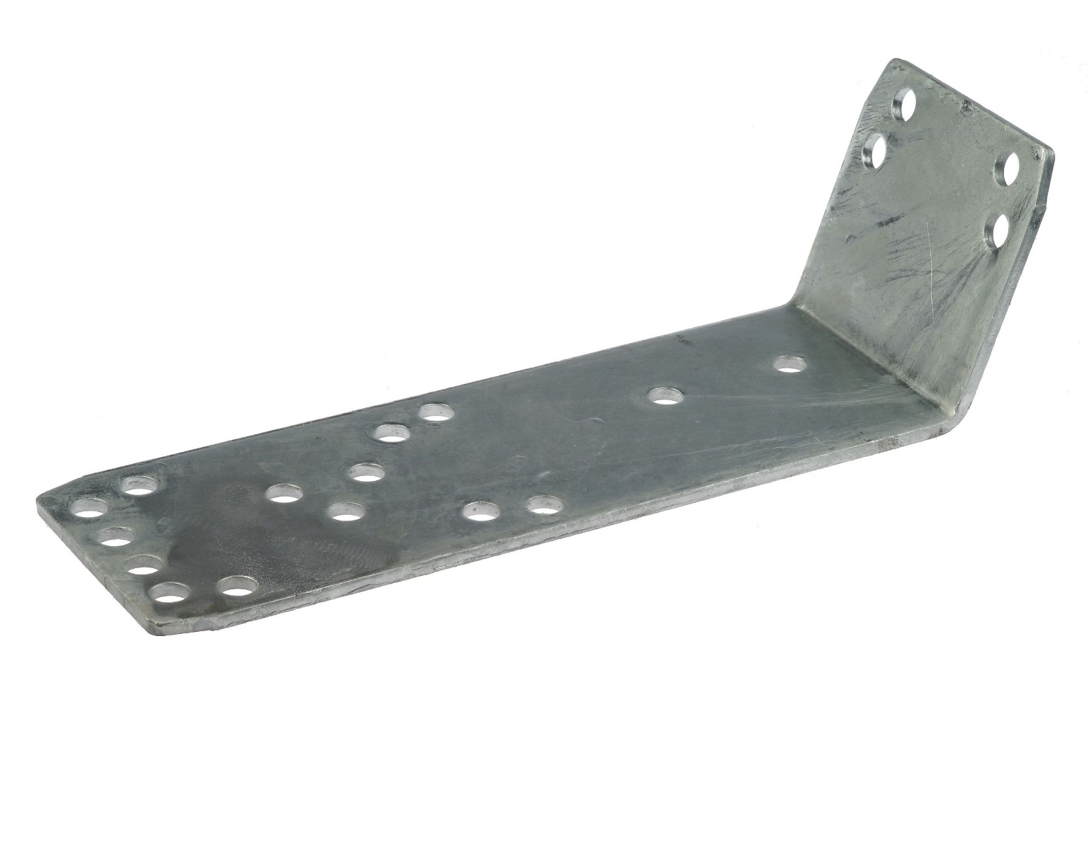 Een L-vormige metalen knieboomsteun van thermisch verzinkt staal met diverse voorgeboorde gaten voor montage op houten balken.