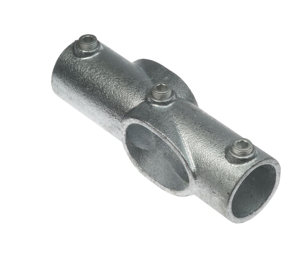 Een zilverkleurig gegoten variabel kruisstuk type G130 met drie inbusbouten, ideaal voor het stevig en flexibel verbinden van metalen buizen.