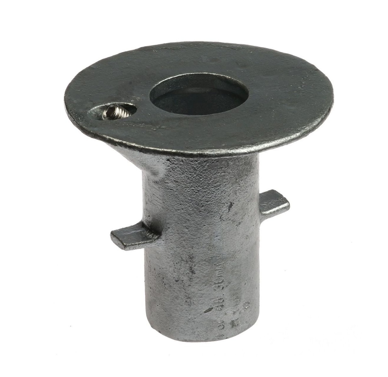 Een zilverkleurige, thermisch verzinkte gegoten grondpot met een ronde flens aan de bovenkant en een stelschroef.