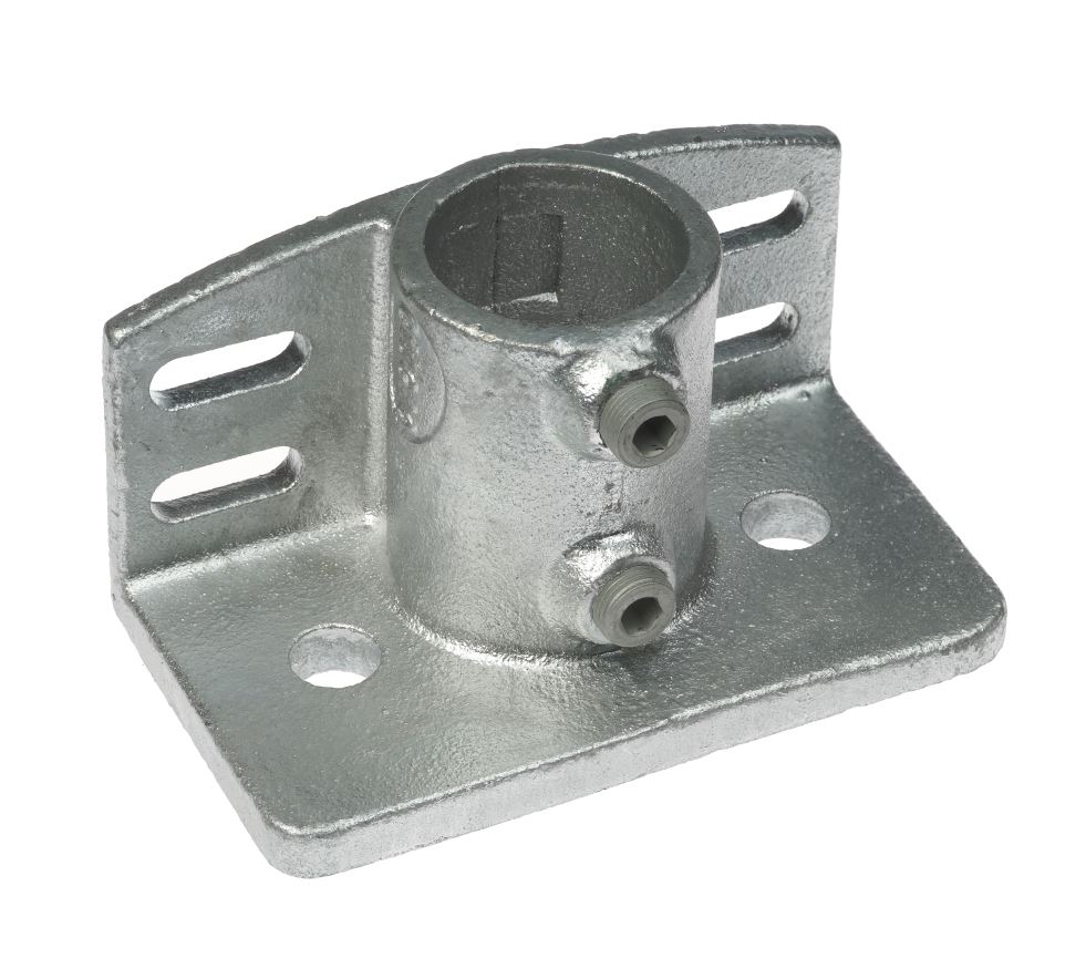 Een gegalvaniseerde metalen voetplaat met schoprand en stelschroeven voor de stevige montage van een anderhalf duims buis.