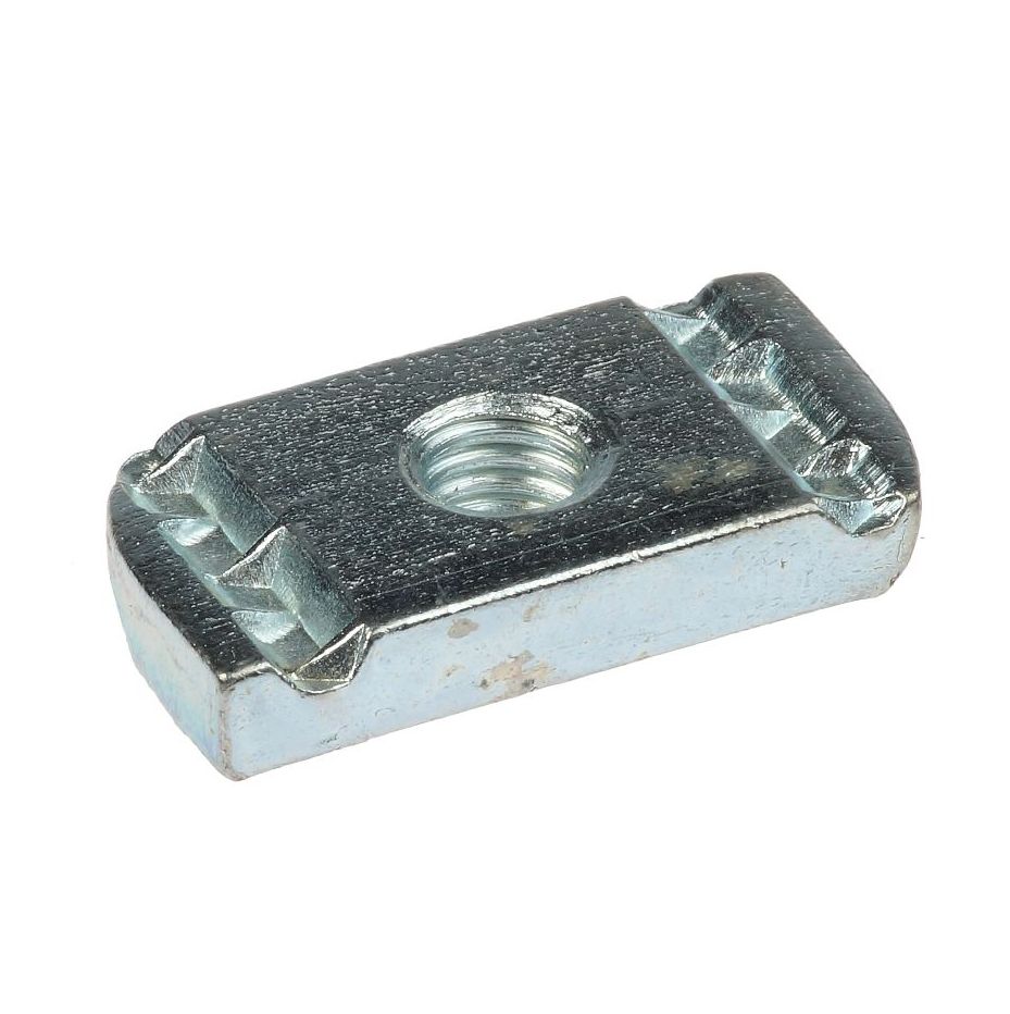 Een rechthoekige metalen glijmoer met schroefdraad en gekartelde randen, elektrolytisch verzinkt voor gebruik in 41mm montagerails.