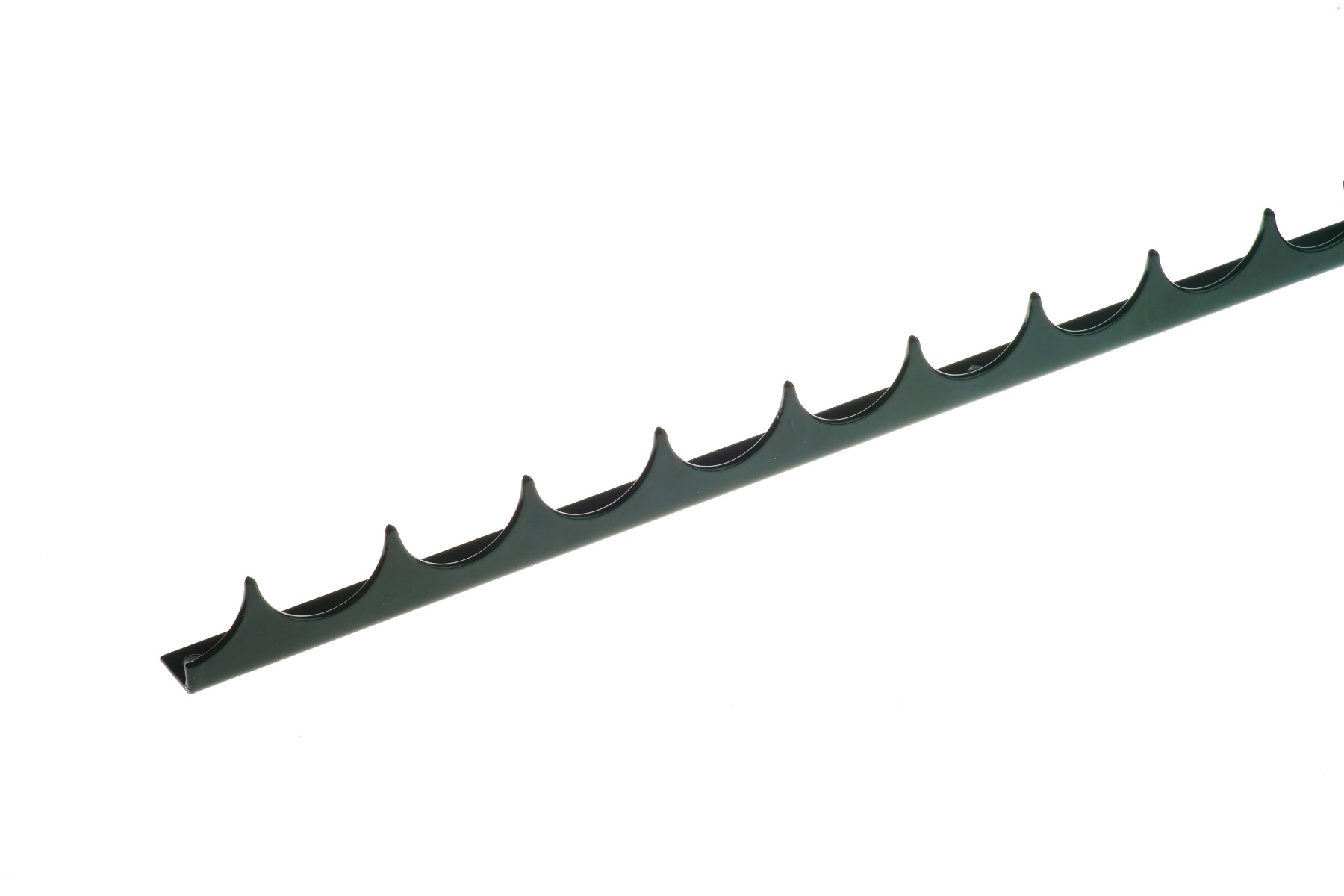 Een donkergroene metalen puntkam met scherpe opstaande punten, gemonteerd op een metalen strip voor extra beveiliging van een hekwerk.