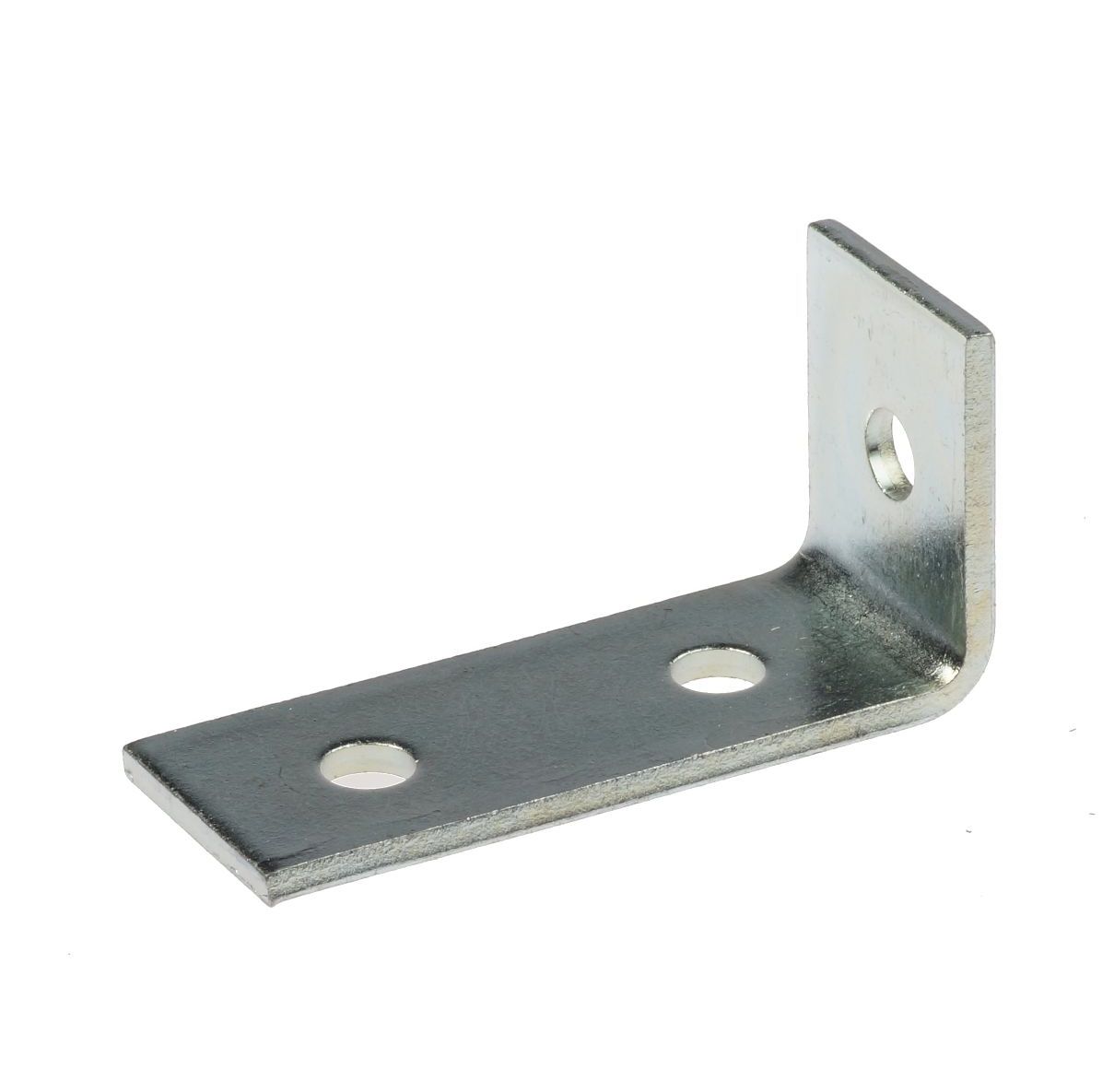 Een zilverkleurige L-vormige metalen hoekbeugel van 90 graden met drie gaten voor diverse montage- en constructietoepassingen.